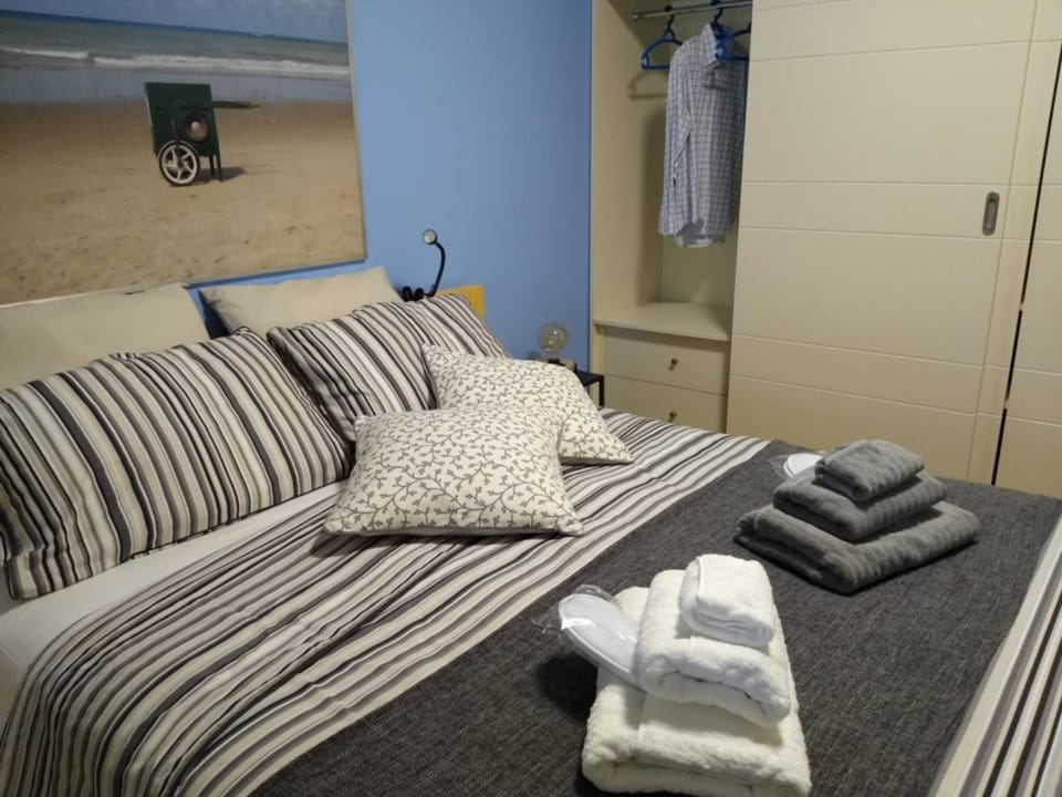 Bed, TV and multimedia, Bedroom, Garden view, Inner courtyard view, locker, locker, towels, wardrobe