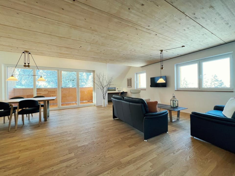TV and multimedia, Living room, Seating area, Dining area