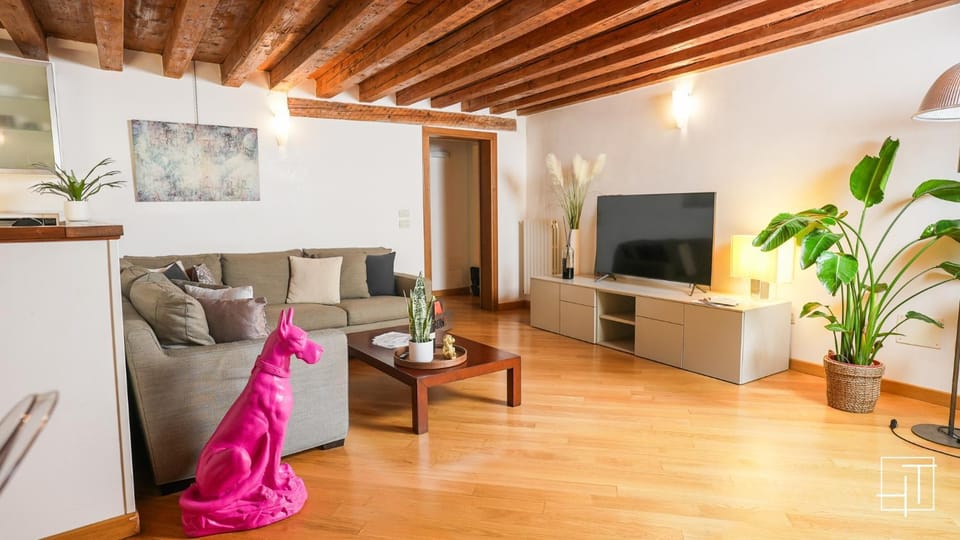 TV and multimedia, Living room, Seating area, Evening entertainment