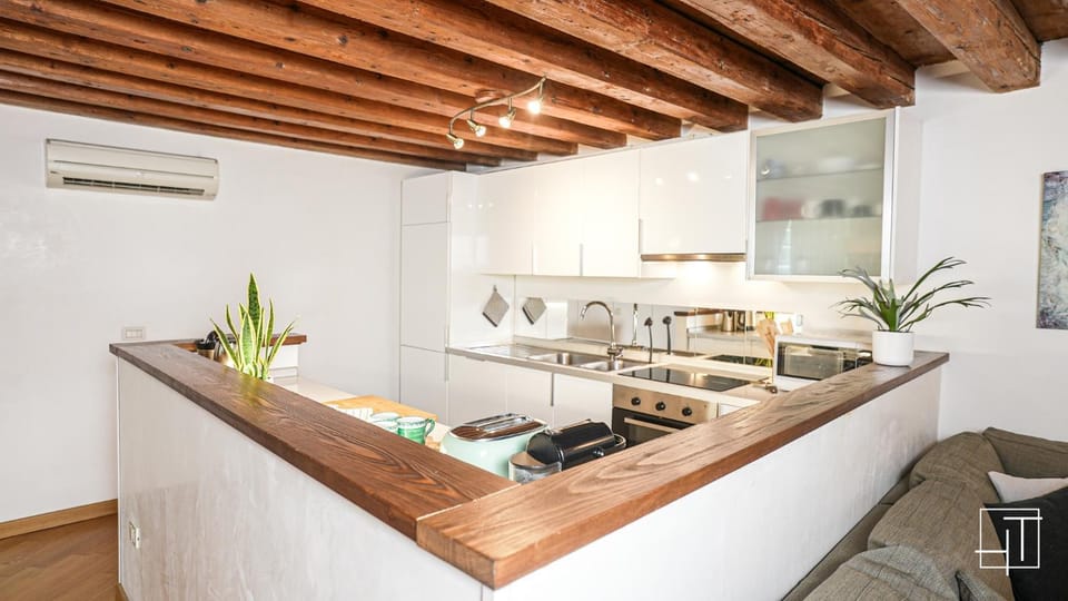 Kitchen or kitchenette, Food and drinks, Dining area, minibar, pet friendly, air conditioner