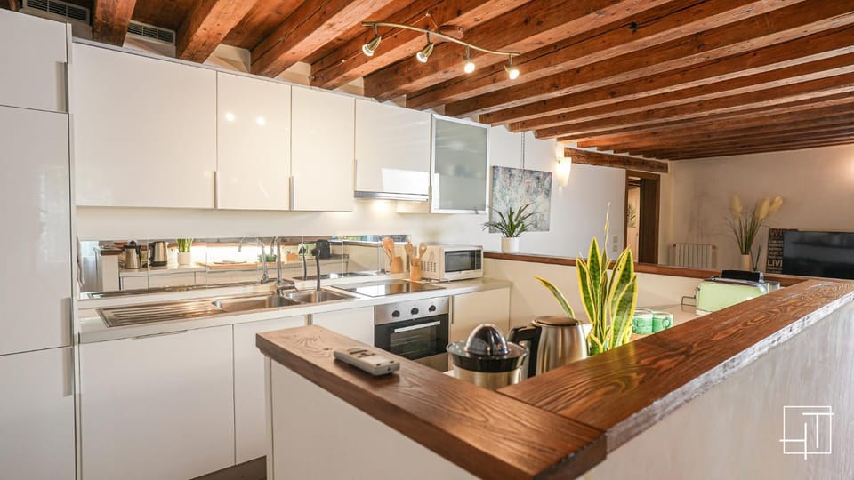 Kitchen or kitchenette, Dining area, dishwasher, minibar, pet friendly, stove