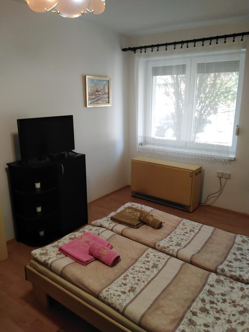 Bed, TV and multimedia, Photo of the whole room, Bedroom