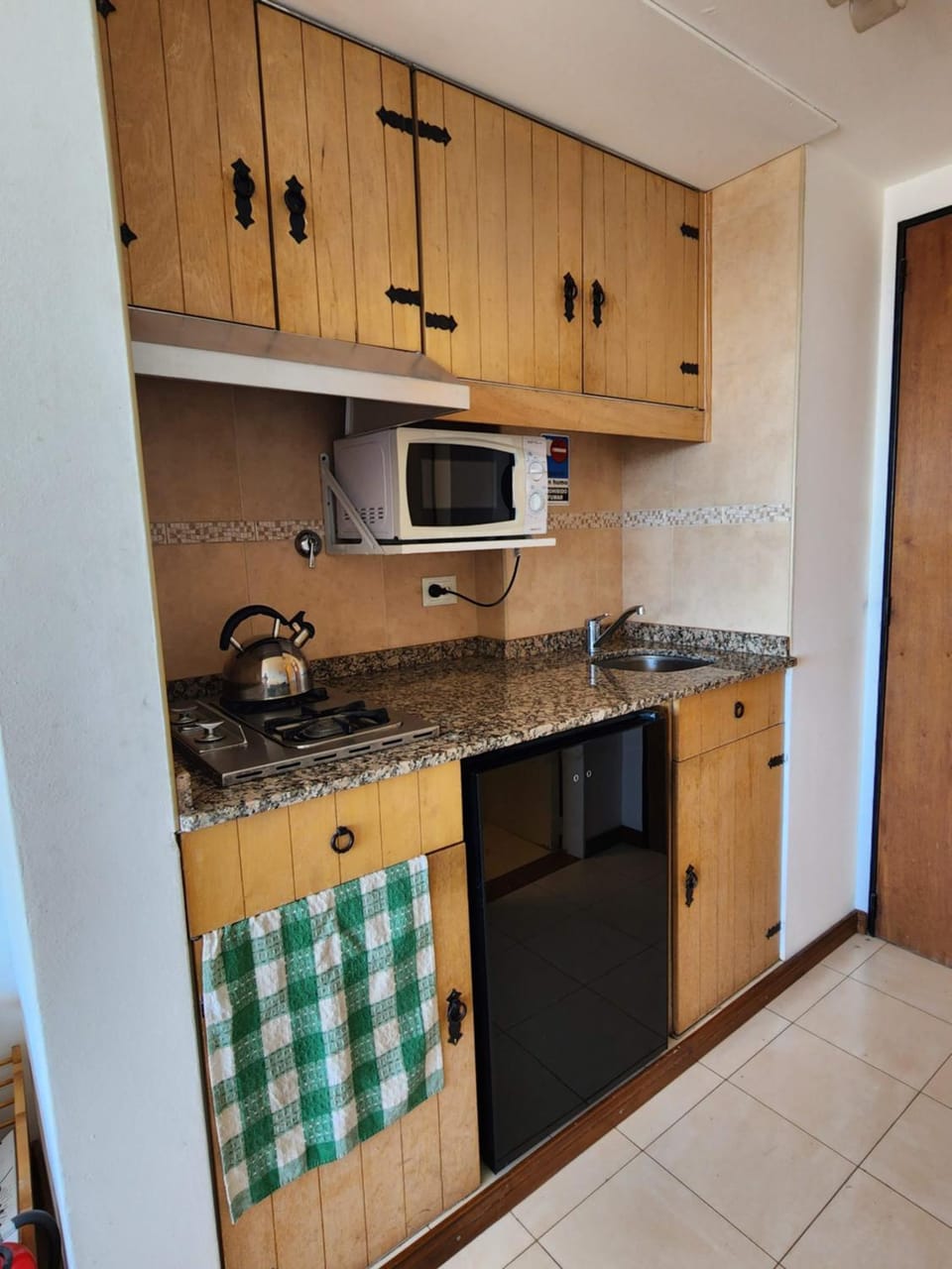 Kitchen or kitchenette, minibar, oven, stove
