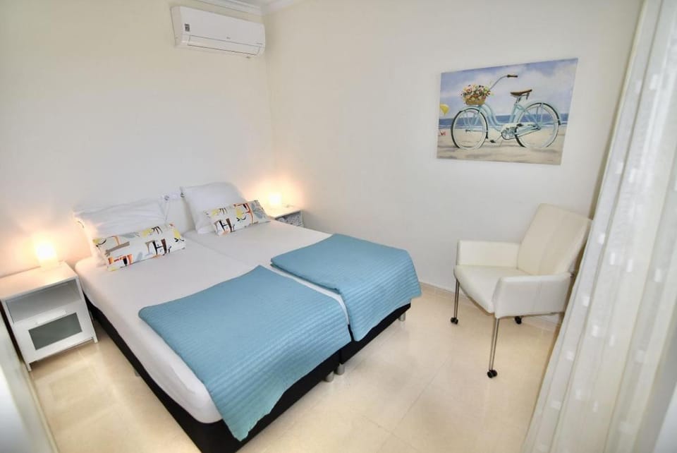 Bedroom, air conditioner