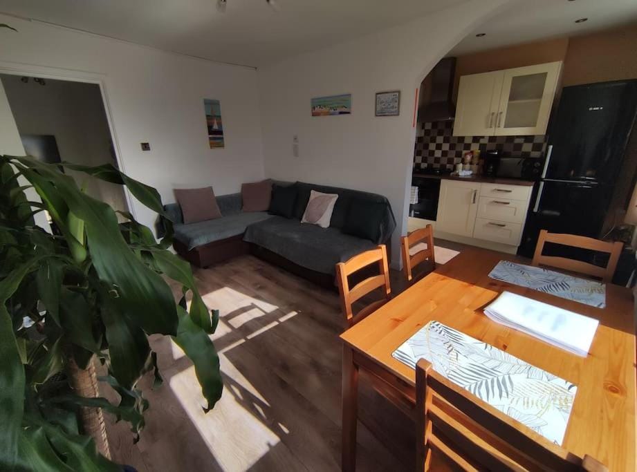 Kitchen or kitchenette, Living room