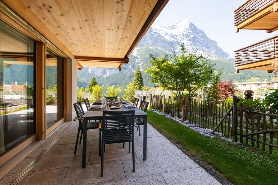 Property building, Natural landscape, Garden, Balcony/Terrace, Dining area, Garden view, Mountain view