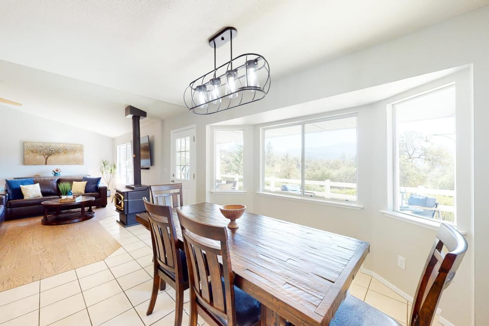 Five Oaks Circle Ranch House in Oakhurst