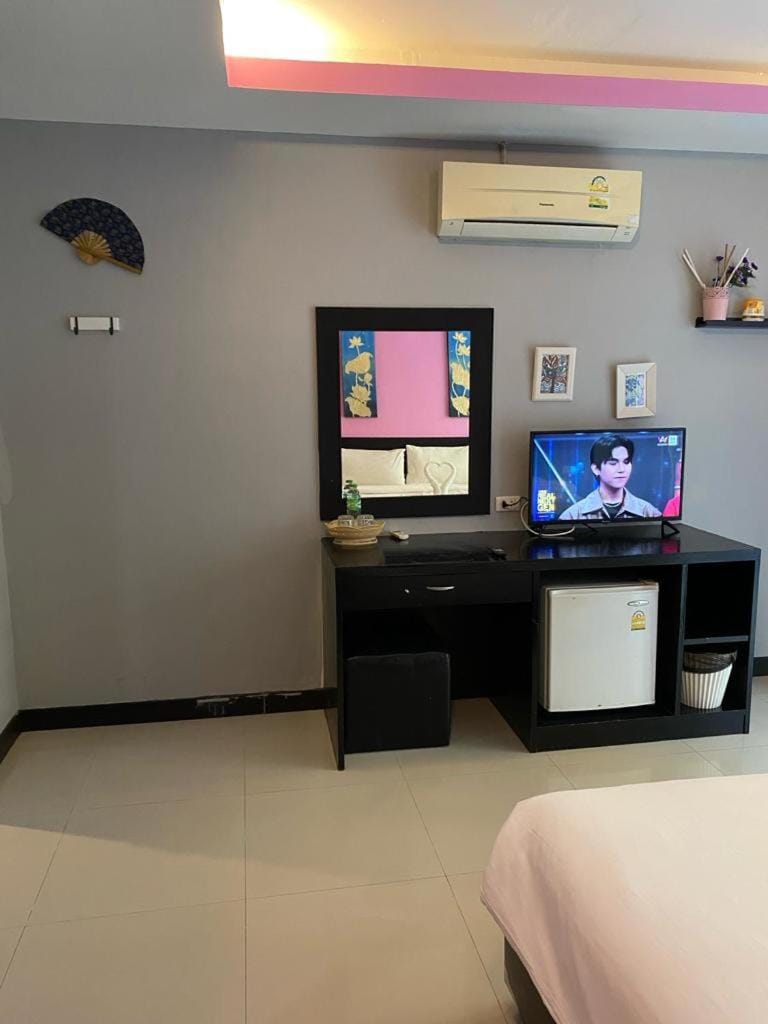 TV and multimedia, Photo of the whole room, Bedroom, hair dresser, air conditioner