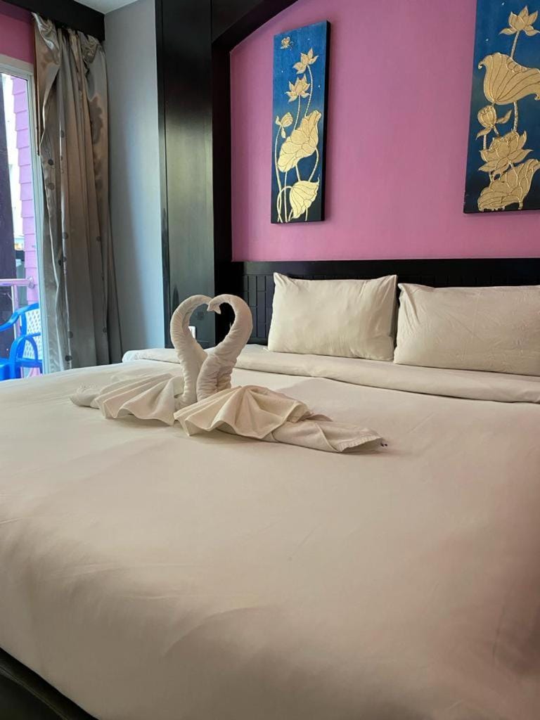 Bed, Photo of the whole room, Bedroom, towels