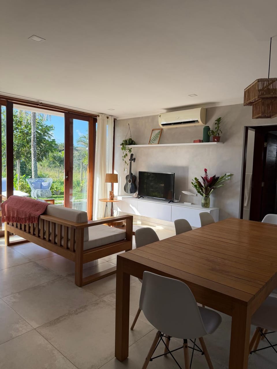 TV and multimedia, Living room, Seating area, Dining area