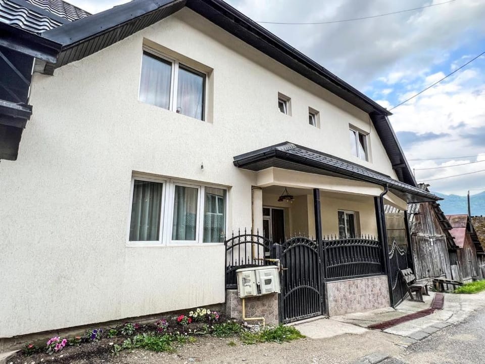 Casa de langa rau RUCAR House in Brașov County