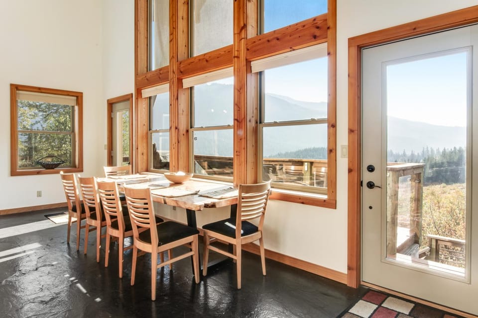 The Skis Knees House in Snoqualmie Pass