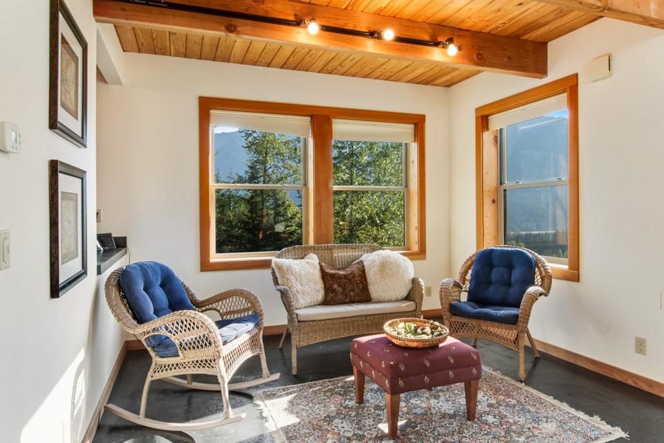 The Skis Knees House in Snoqualmie Pass