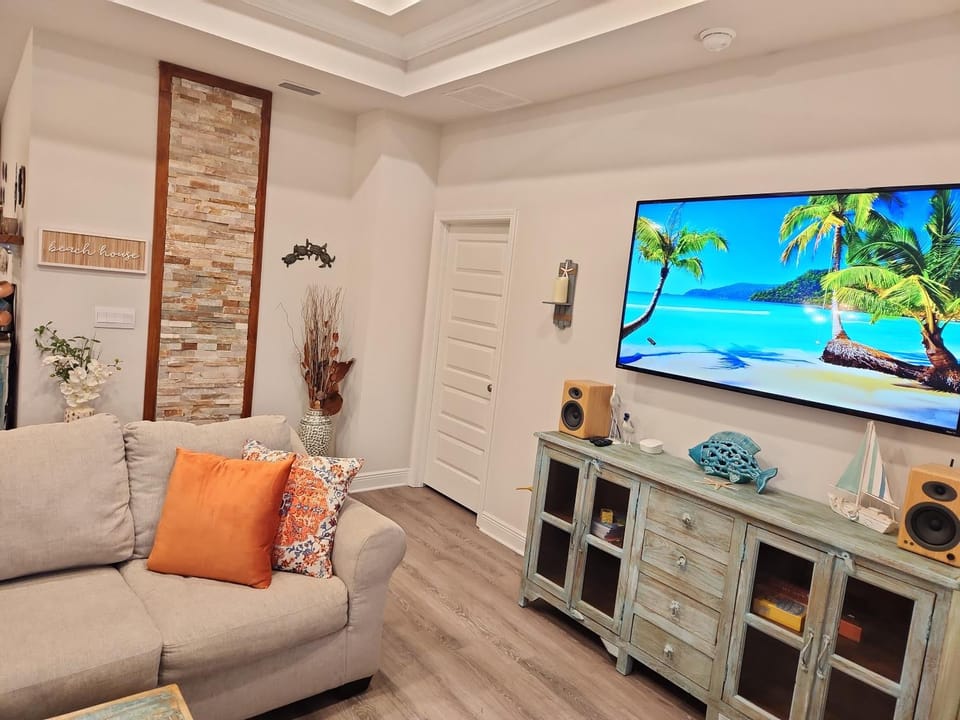 TV and multimedia, Living room, Seating area, Evening entertainment