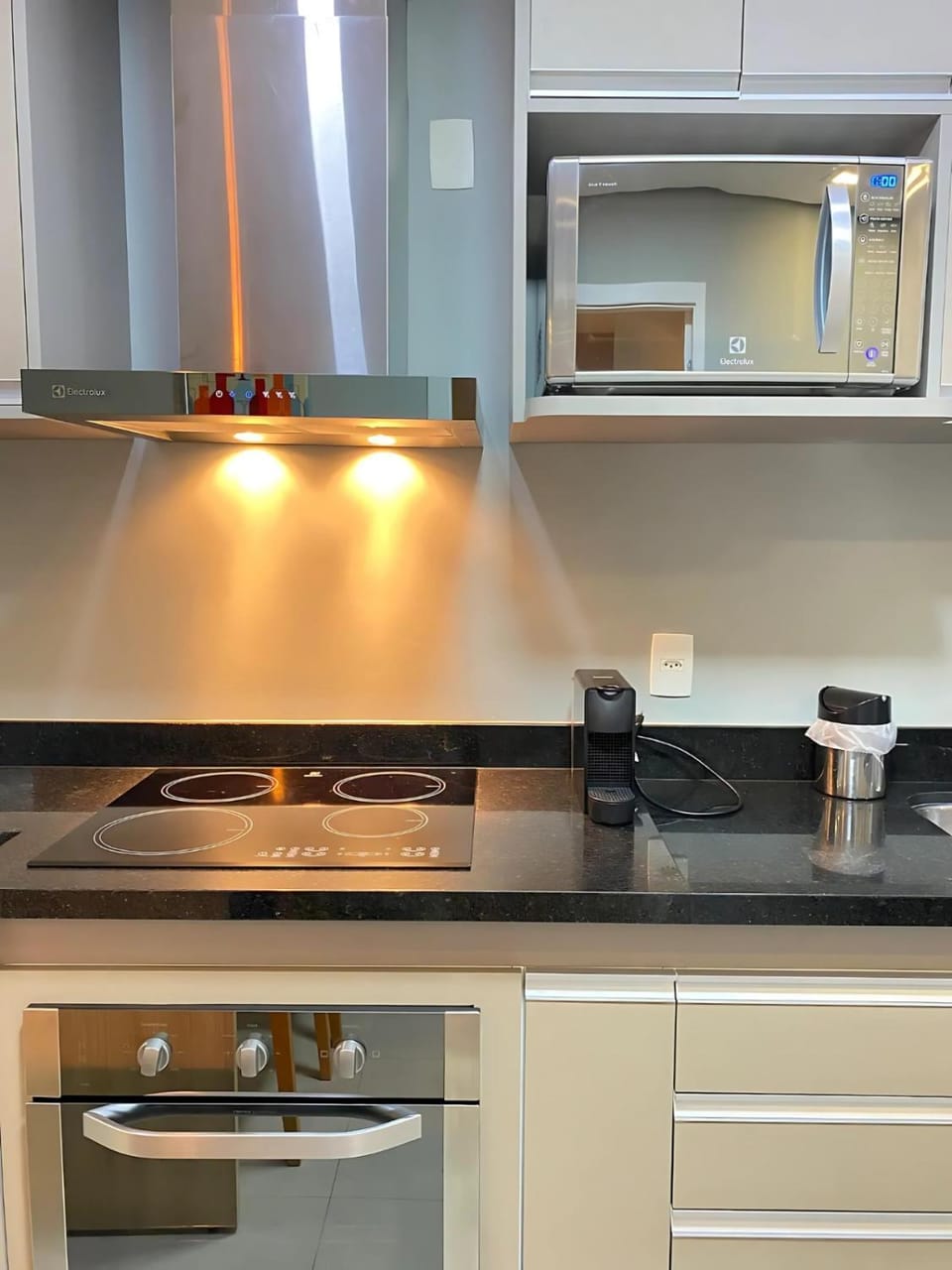 Kitchen or kitchenette, microwave, stove