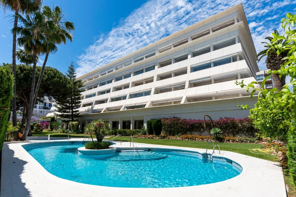 Sea view 2-bedroom apartment with pool Apartment in Marbella