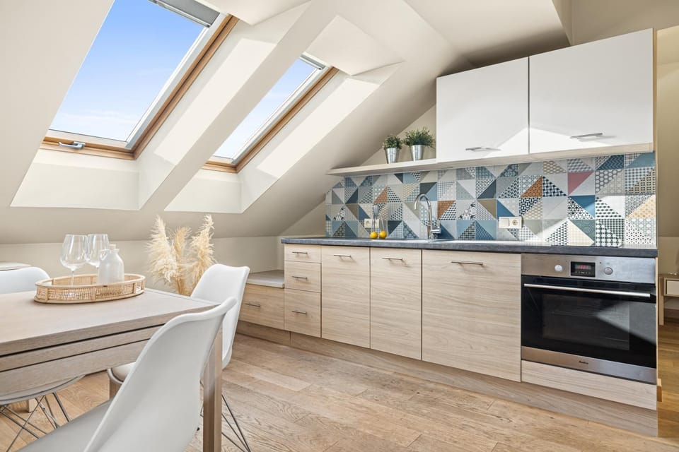 Kitchen or kitchenette, dishwasher, stove