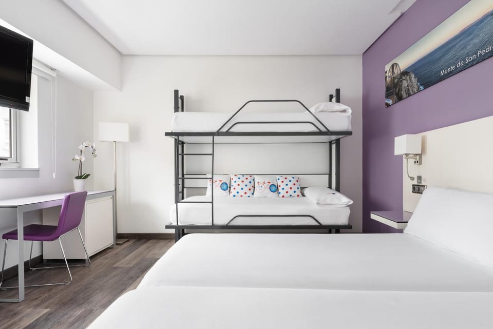 Bed, TV and multimedia, Photo of the whole room