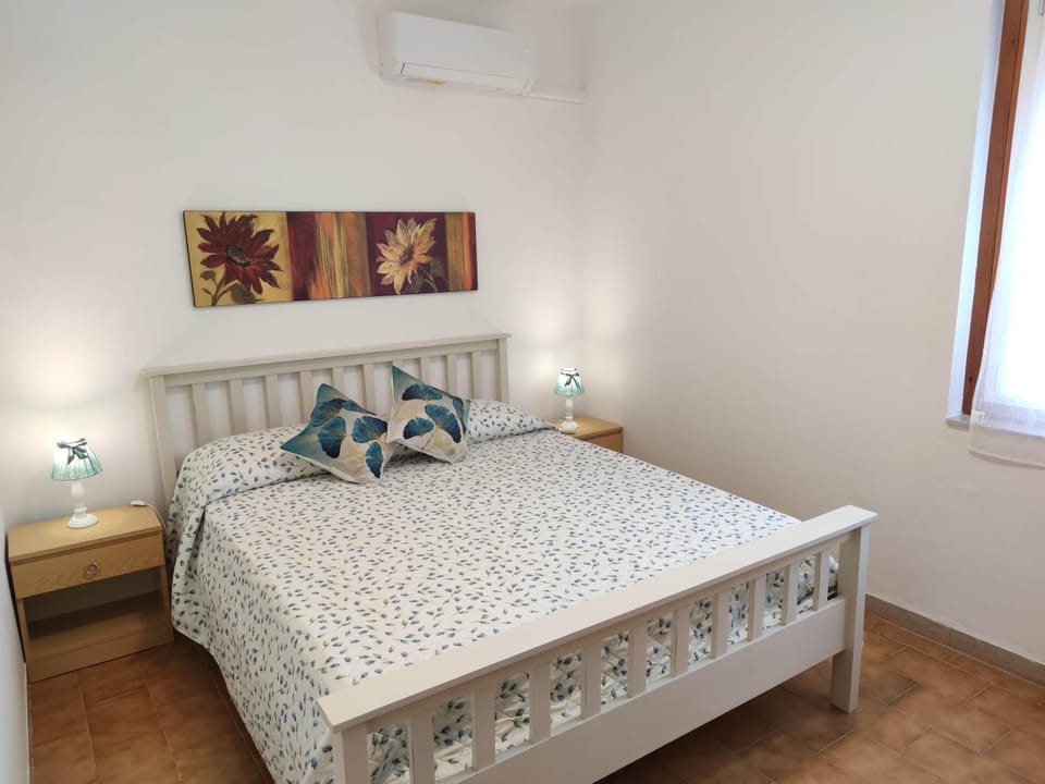 Bed, Photo of the whole room, Bedroom, air conditioner