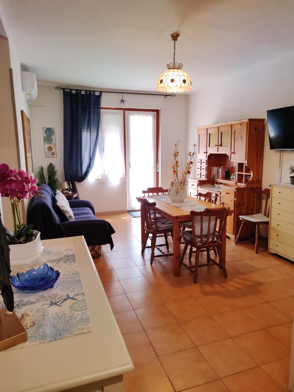 TV and multimedia, Living room, Seating area, Dining area