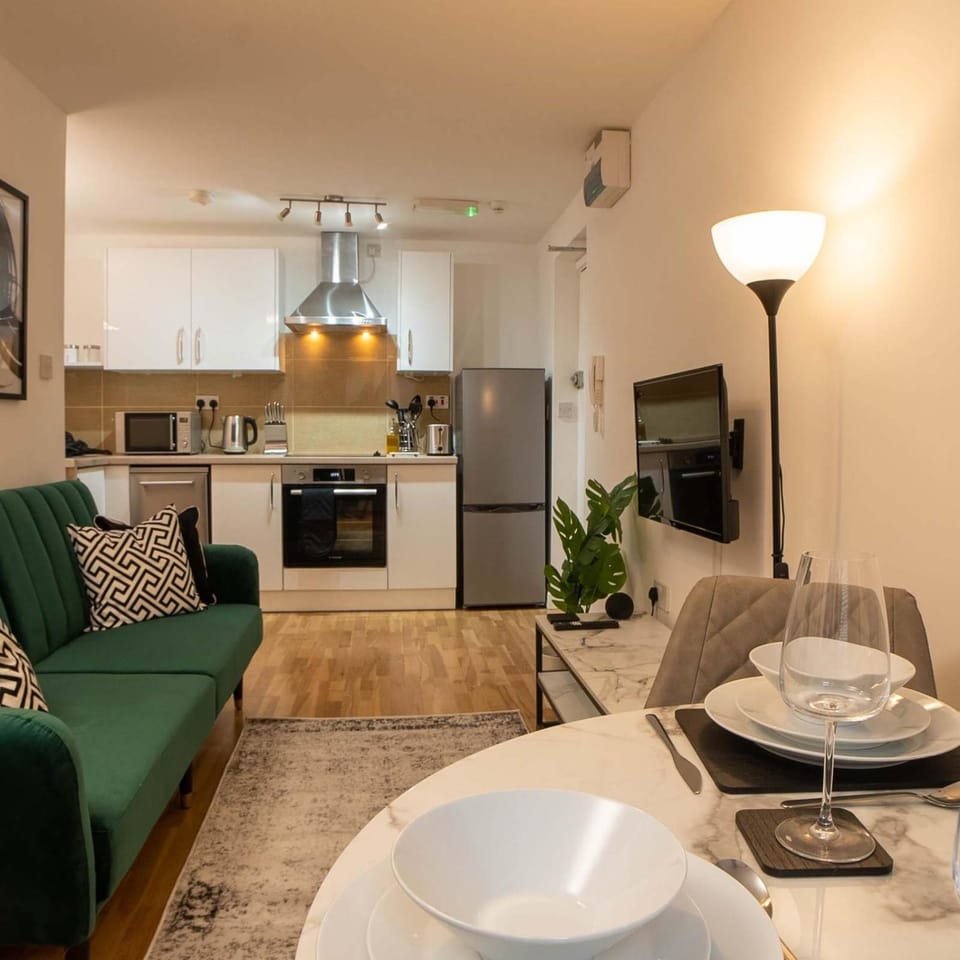 Modern & Central - KING Bed, Super FAST Wi-Fi Apartment in Cambridge
