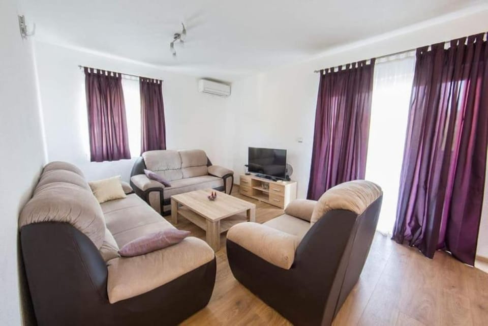Villa La Famiglia with private heated pool Villa in Podstrana