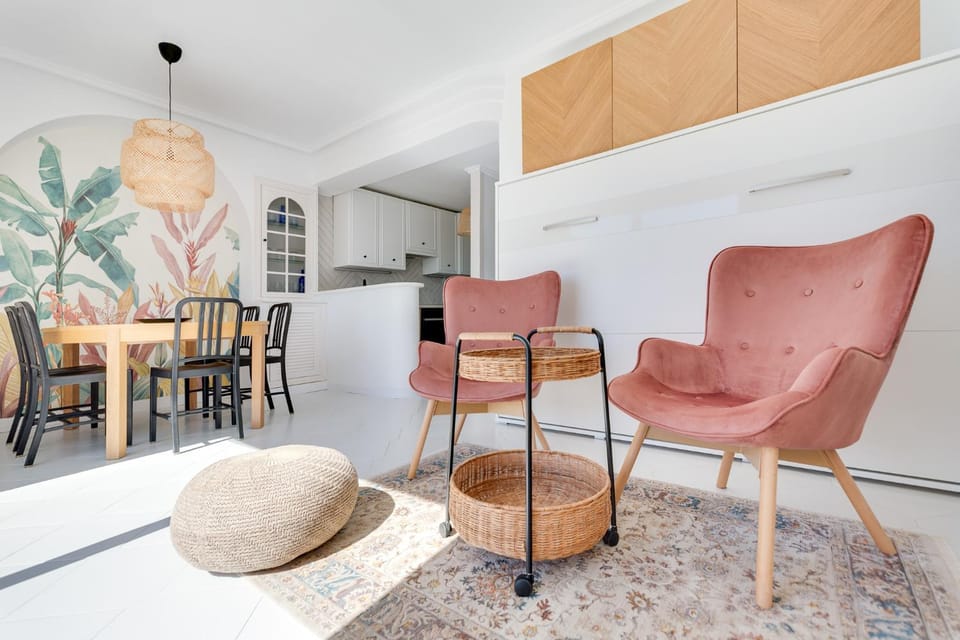 Kitchen or kitchenette, Living room, Seating area, Dining area