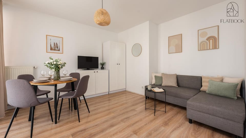 Bed, TV and multimedia, Living room, Photo of the whole room, Seating area, Dining area, wardrobe