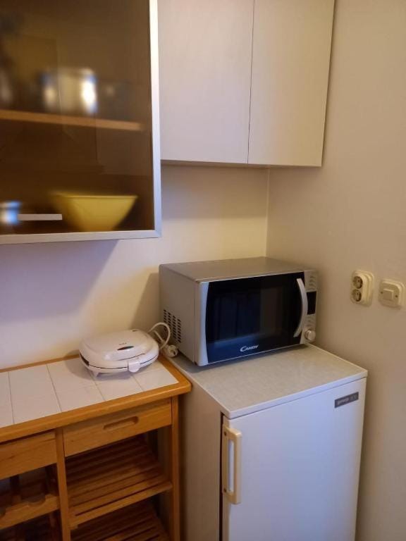 Kitchen or kitchenette, minibar