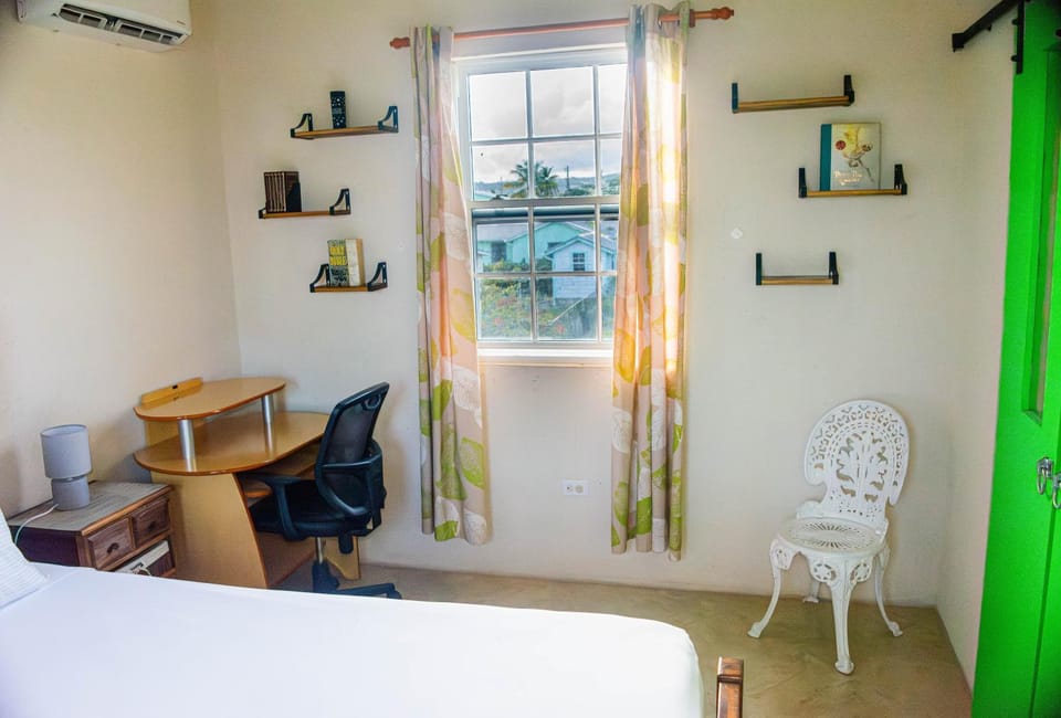 Bed, Photo of the whole room, Bedroom, hair dresser, air conditioner, air conditioner