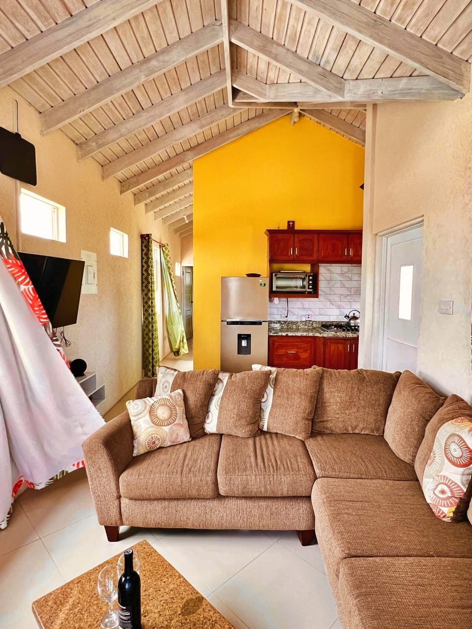 TV and multimedia, Coffee/tea facilities, Living room, Lounge or bar, minibar, pet friendly, pet friendly, stove, stove