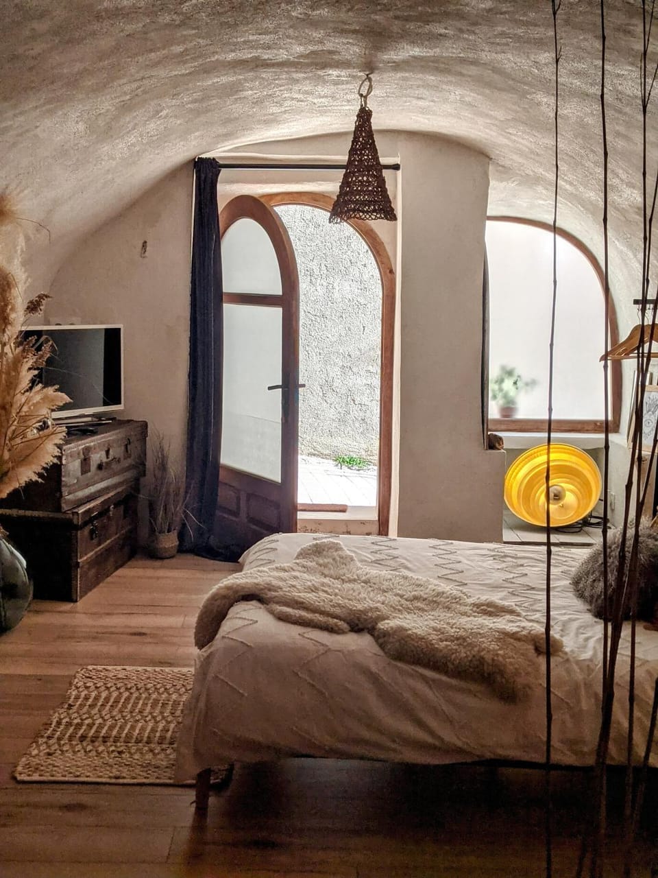 Bed, TV and multimedia, Photo of the whole room, Bedroom