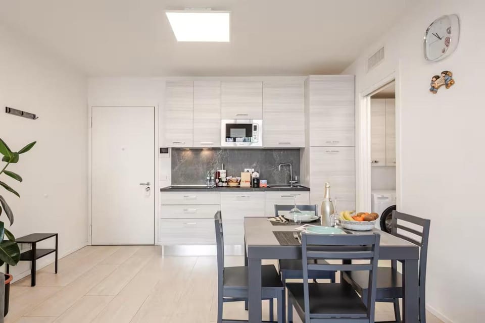 Coffee/tea facilities, Kitchen or kitchenette, Living room, Seating area, Dining area, minibar, stove, toaster