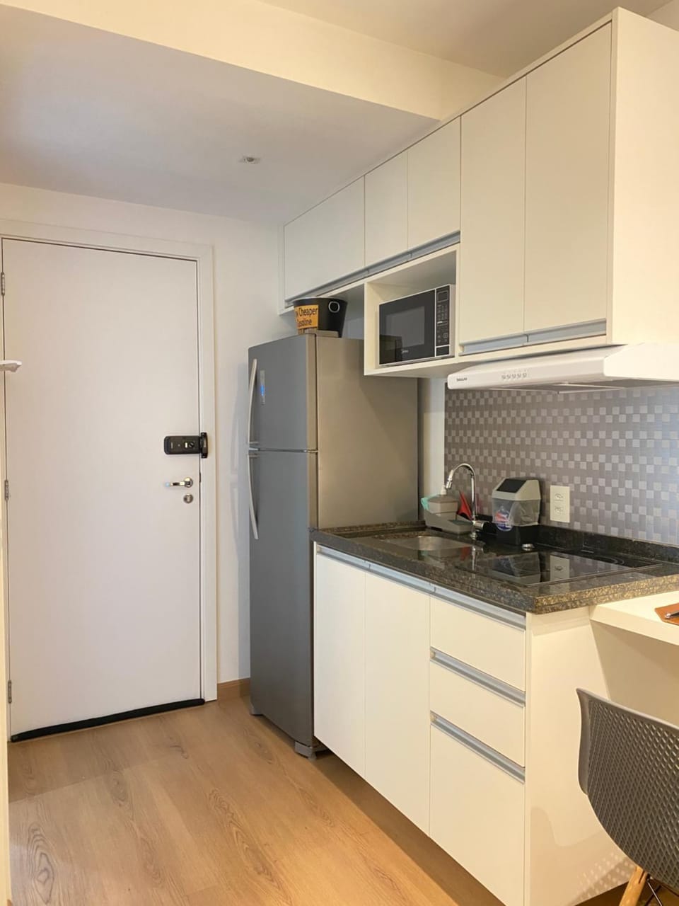Kitchen or kitchenette, microwave, stove