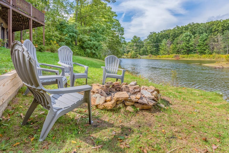 Patio, Natural landscape, BBQ facilities, Seating area, Garden view, Lake view, fireplace