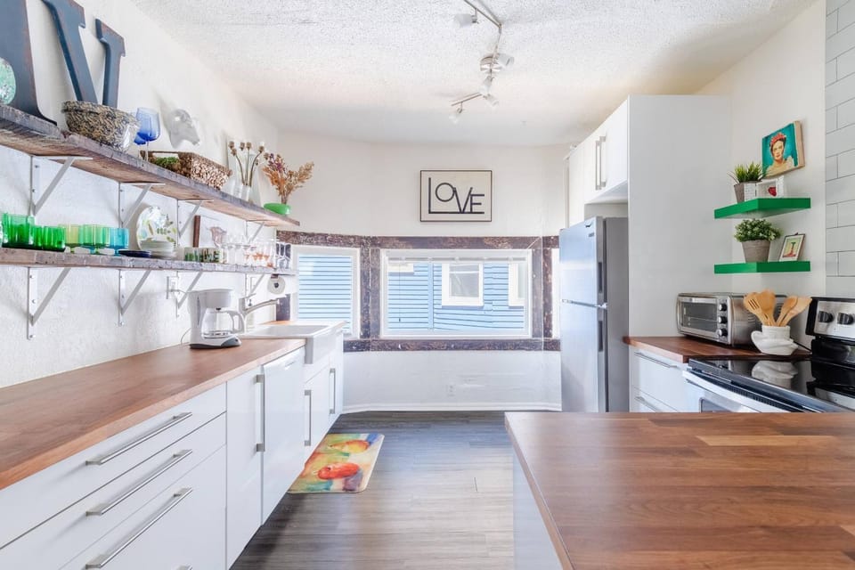 Coffee/tea facilities, Kitchen or kitchenette, minibar, pet friendly, stove, toaster