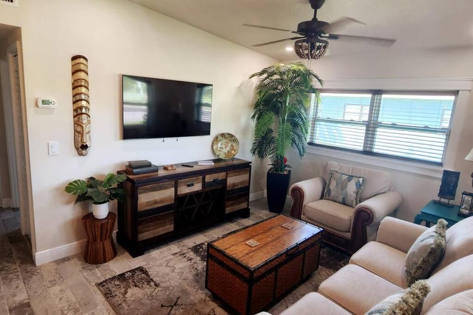 Bali Bungalow - Downtown Cocoa Beach Apartment in Cocoa Beach