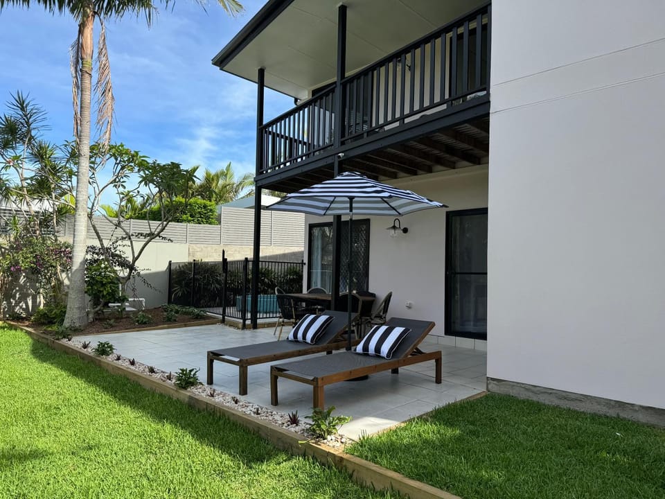 Property building, Patio, Balcony/Terrace, Garden view