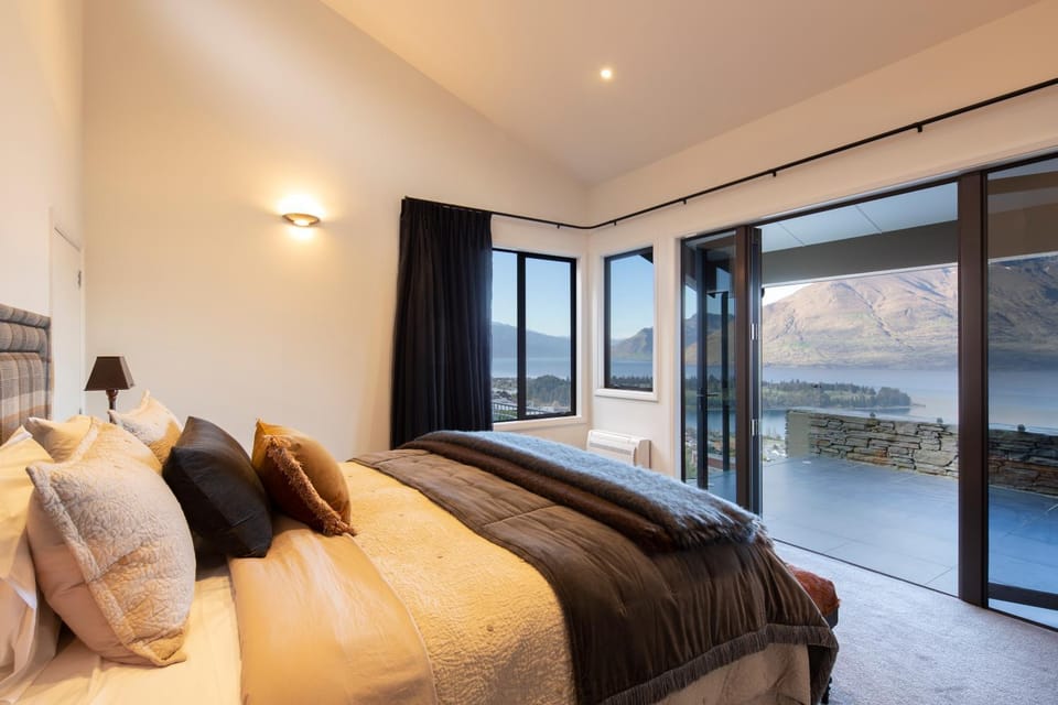 Bed, Photo of the whole room, Bedroom, Lake view, Mountain view