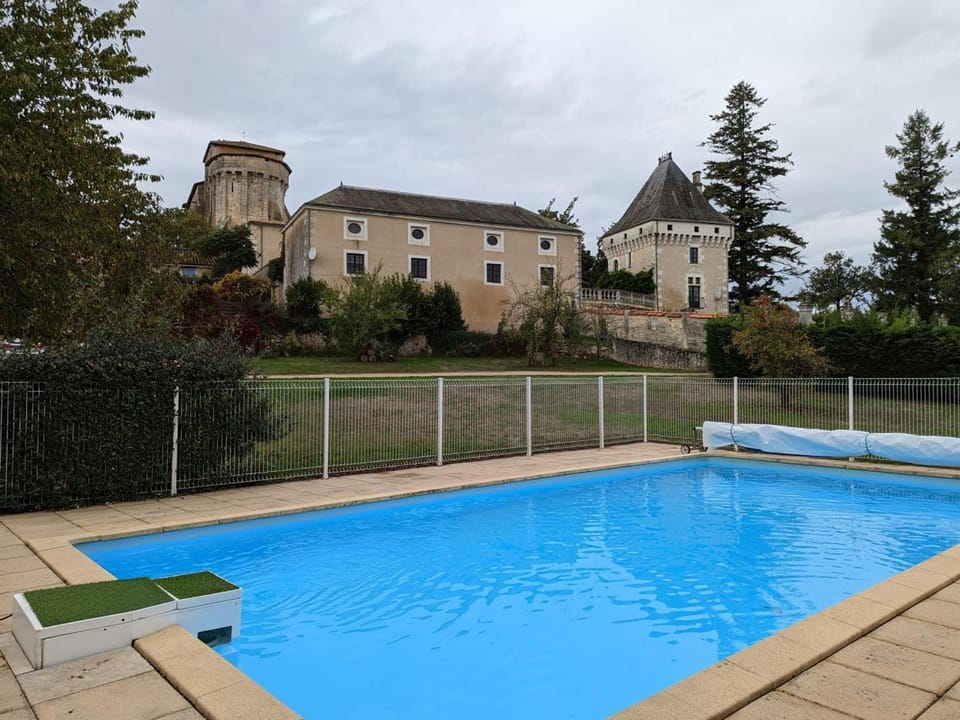 Gîte avec Piscine Chauffée, Jacuzzi et Jardin Privé - FR-1-653-156 House in Nouvelle-Aquitaine