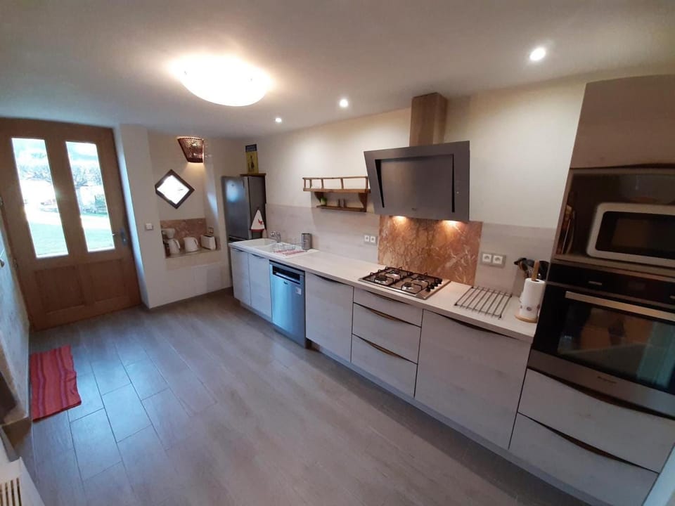 Gîte charentais avec cour privative, baby-équipement, télétravail, vélos, BBQ, animaux acceptés - FR-1-653-170 House in Nouvelle-Aquitaine