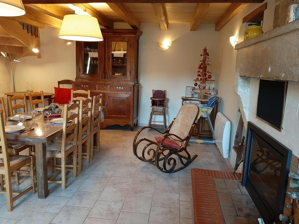 Gîte charentais avec cour privative, baby-équipement, télétravail, vélos, BBQ, animaux acceptés Country House in Nouvelle-Aquitaine