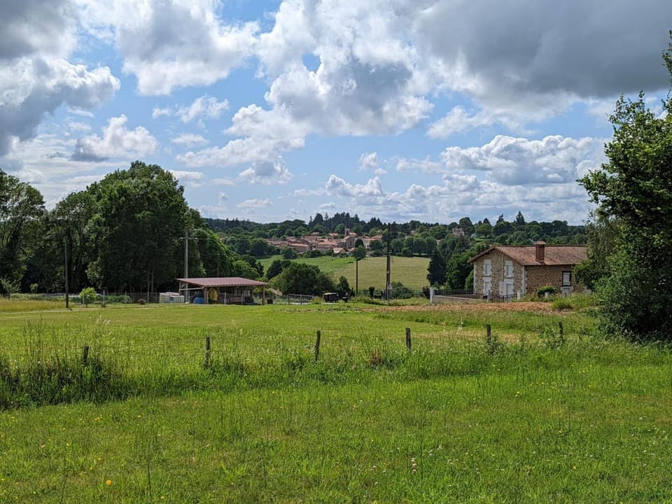 Spacieuse maison à Massignac avec jardin privatif - FR-1-653-213 House in Nouvelle-Aquitaine