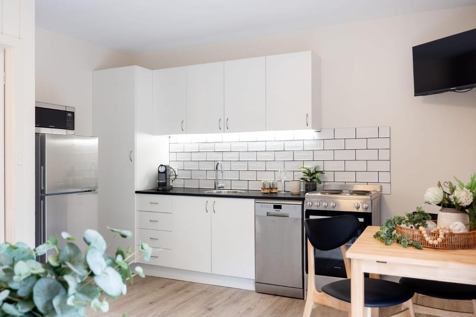 Kitchen or kitchenette, Dining area, dishwasher, minibar, oven, pet friendly, stove