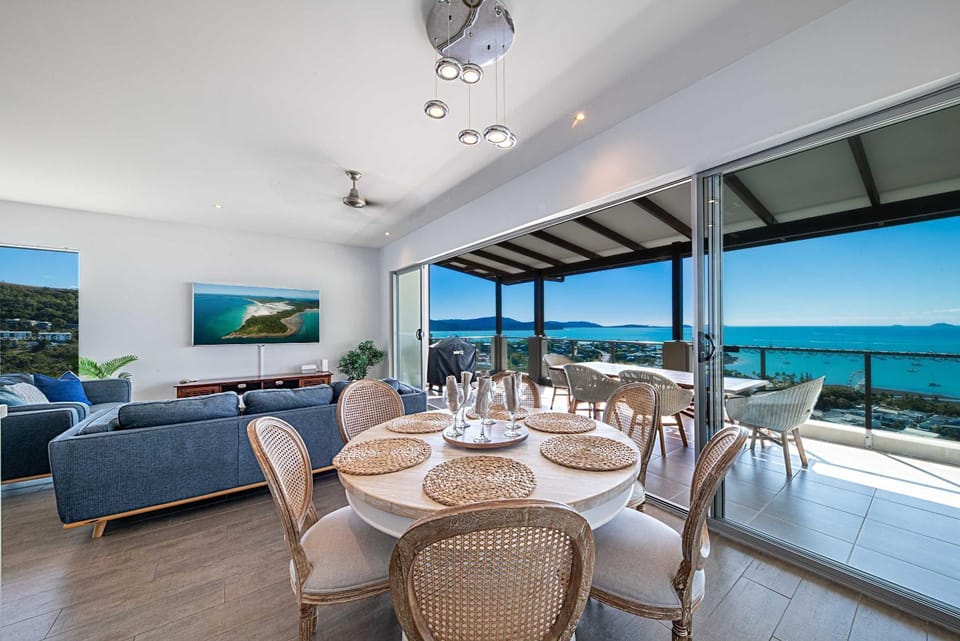 Executive Whitsunday Penthouse at 40 Reflections Apartment in Airlie Beach