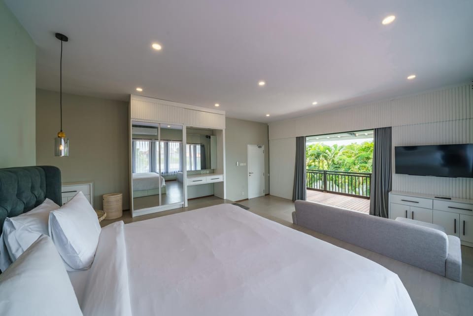 Bed, TV and multimedia, Photo of the whole room, Bedroom