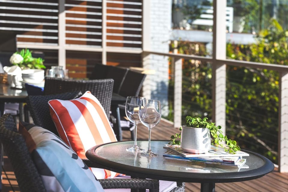 Patio, Day, Balcony/Terrace, Food and drinks, Seating area, Drinks