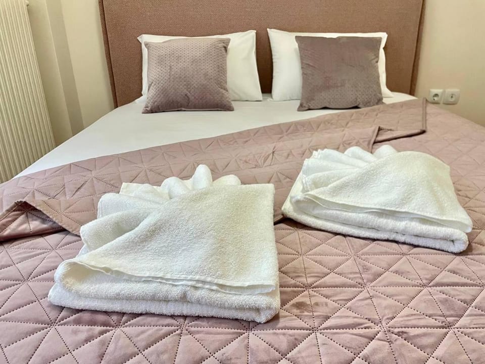 Bed, towels