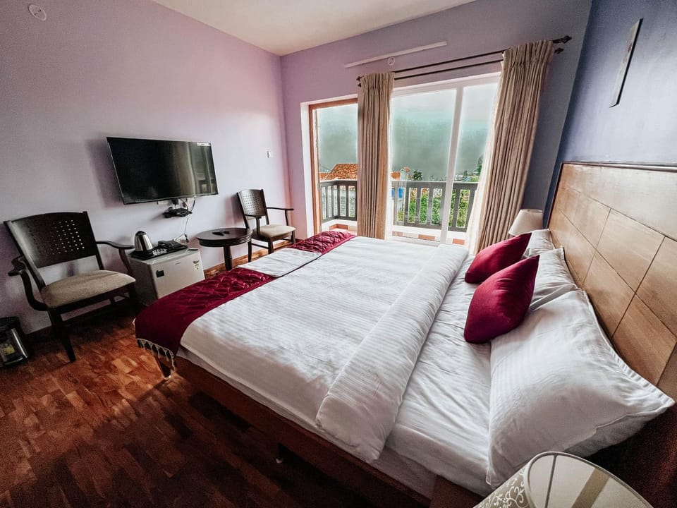 Bed, TV and multimedia, Living room, Photo of the whole room, Seating area, Bedroom