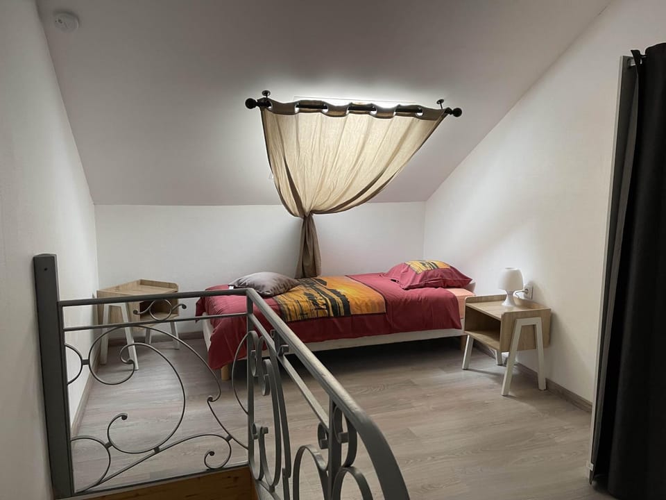 Bed, Photo of the whole room, Bedroom